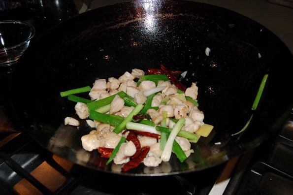 SALTEANDO DE NUEVO EL POLLO EN EL WOK CON LAS VERDURAS